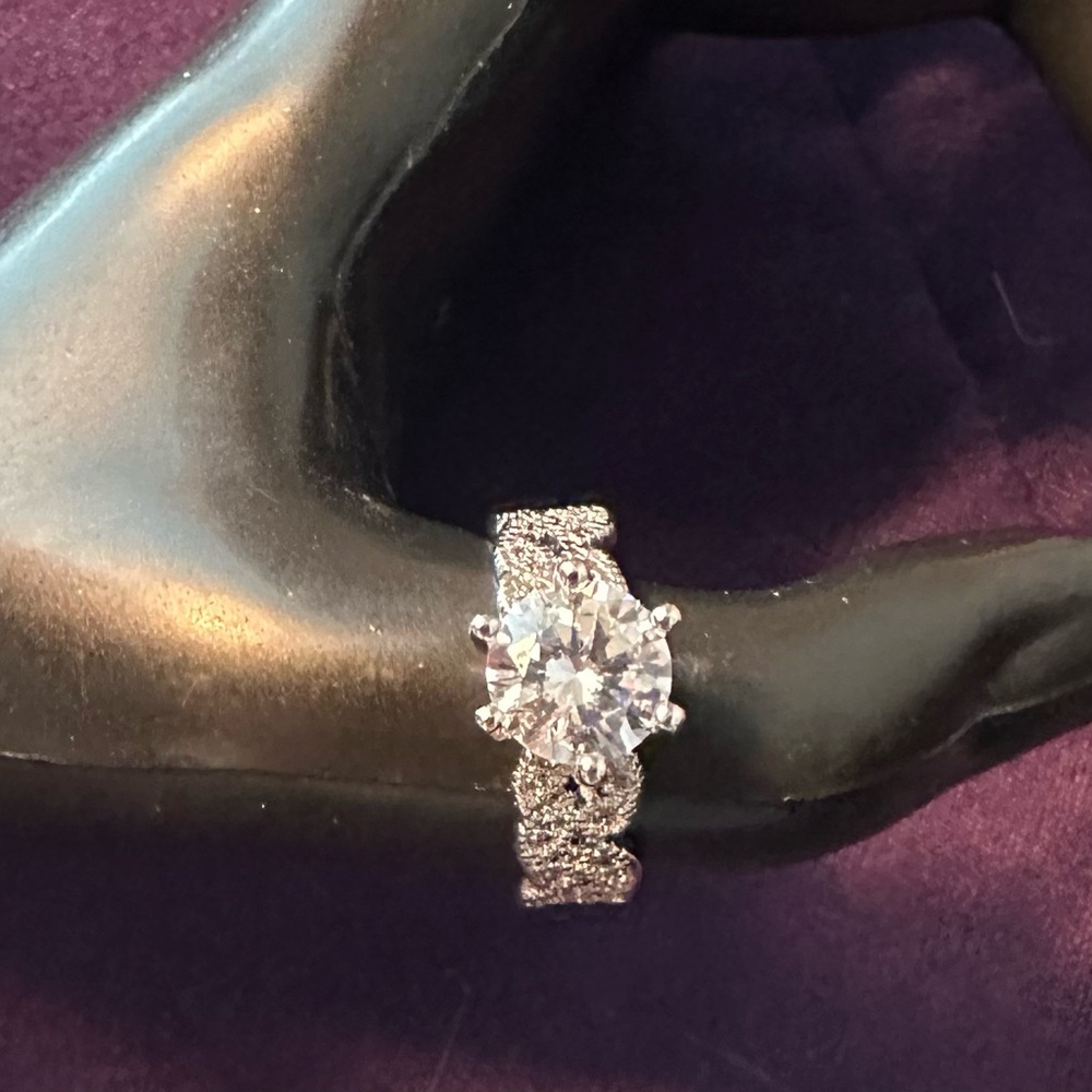 1.5 carat .925  silver ring. Sz 7